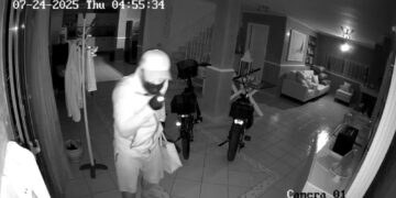 Rubati denaro e gioielli mentre lui e famiglia stavano dormendo