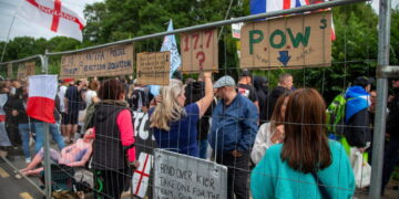 Polizia separa migliaia di manifestanti di due gruppi rivali