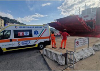 Incidente poco dopo la partenza da Ancona. 18enne in ospedale