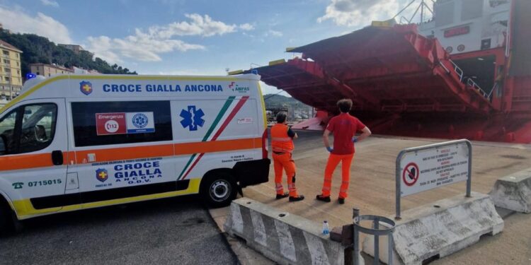 Incidente poco dopo la partenza da Ancona. 18enne in ospedale