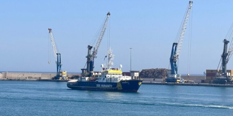Salvataggio della nave al largo di Malta dopo 5 giorni in mare