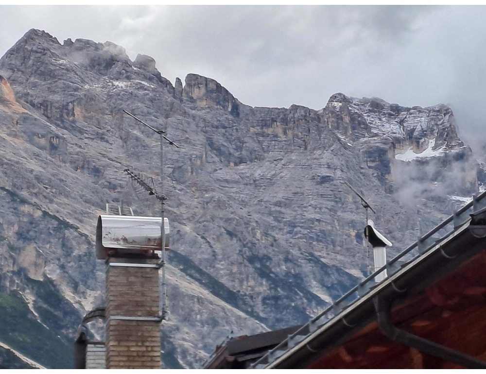 Il freddo in montagna, cime attorno Cortina imbiancate di neve