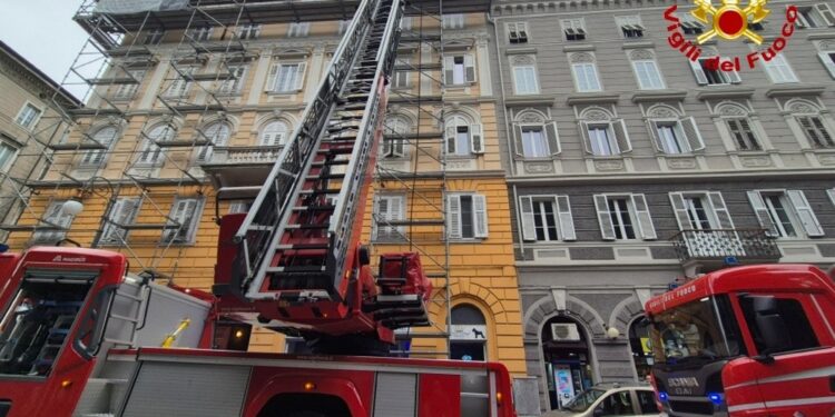 Dopo ore di lavoro inquilini rientrati in casa