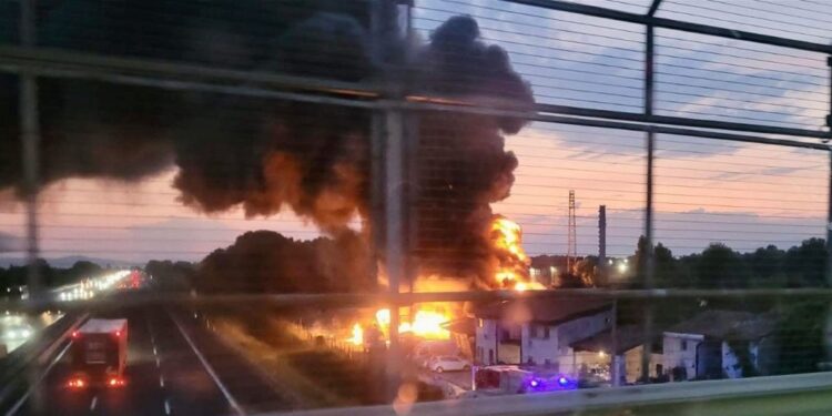 Le fiamme scoppiate ieri sera
