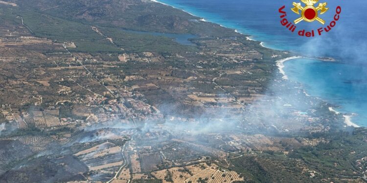 Sul posto 13 squadre dei vigili del fuoco