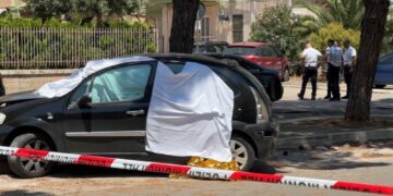 Finito contro spartitraffico dopo scontro con auto