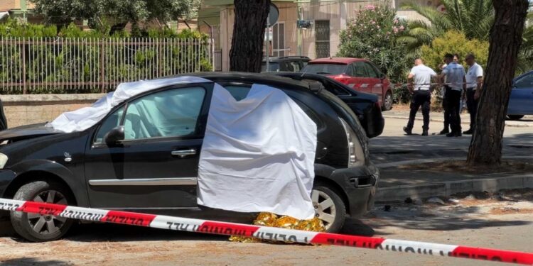Finito contro spartitraffico dopo scontro con auto