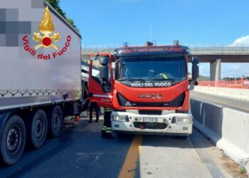 Coinvolti autocaravan e 3 camion. Traffico bloccato: 10 km coda