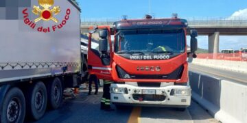 Coinvolti autocaravan e 3 camion. Traffico bloccato: 10 km coda