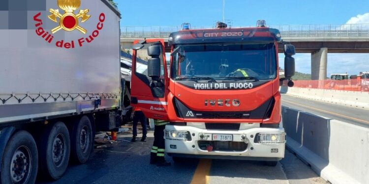 Coinvolti autocaravan e 3 camion. Traffico bloccato: 10 km coda
