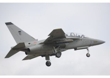 Ospita piloti di 13 Paesi e ne addestra 80 all'anno