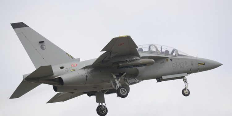 Ospita piloti di 13 Paesi e ne addestra 80 all'anno