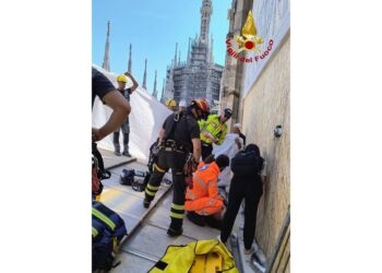 Imbarellata con toboga da vigili del fuoco e portata in ospedale