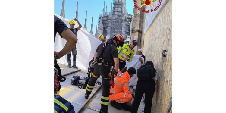 Imbarellata con toboga da vigili del fuoco e portata in ospedale
