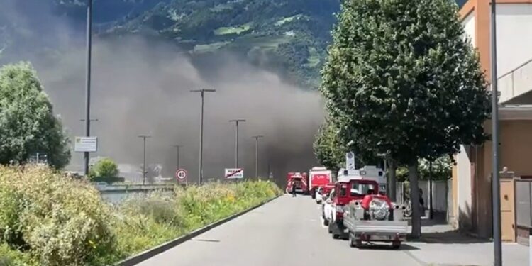 Sul posto numerosi Vigili del fuoco della zona