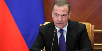 Ex presidente russo evoca sistema sovietico per lancio missili