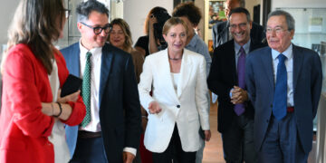 La premier in redazione