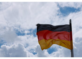 Appoggio alla presidente del Bundestag che non ha voluto issarla
