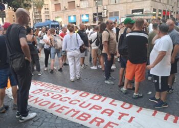 Bloccato il traffico in piazza Carità