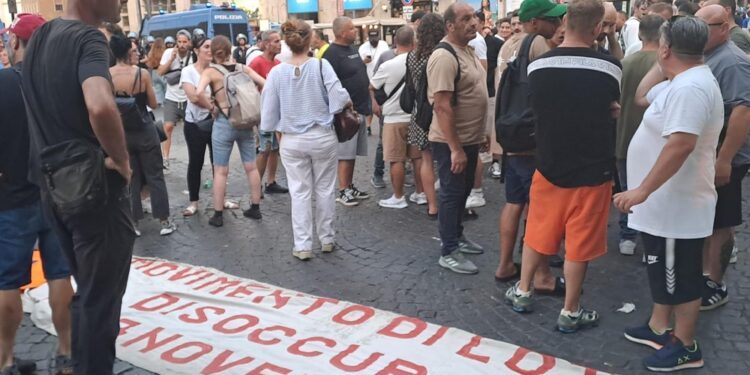 Bloccato il traffico in piazza Carità