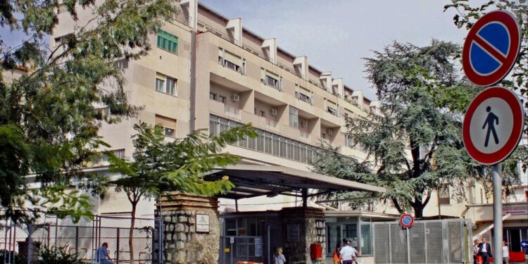 Torre Annunziata:agenti allertati da urla madre