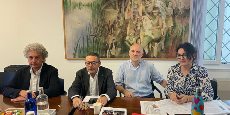 Dinsi une Man dona 20mila euro. Spazio aperto a comunità