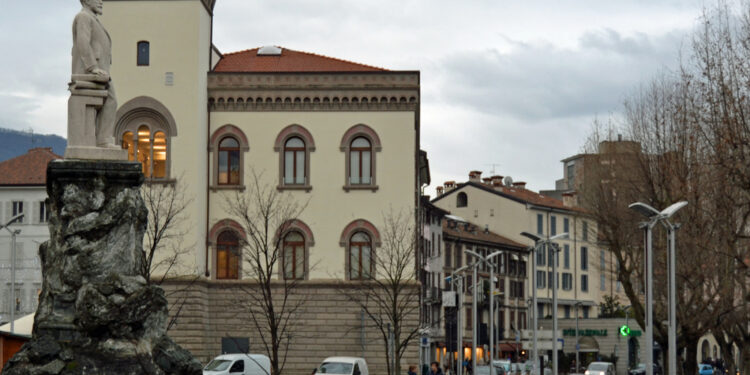 A Lecco. Sindaco mantiene deleghe e attacca