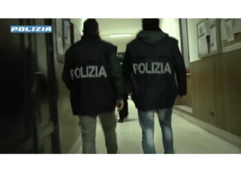 Dopo che la donna era caduta nel torrente non l'ha soccorsa