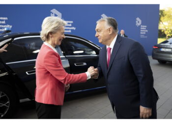 Il premier pubblica foto della copertina fake del Time