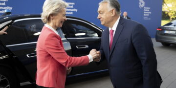 Il premier pubblica foto della copertina fake del Time