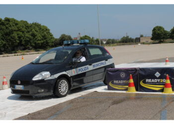 Petardi contro compagnia di ballo prima e durante lo spettacolo