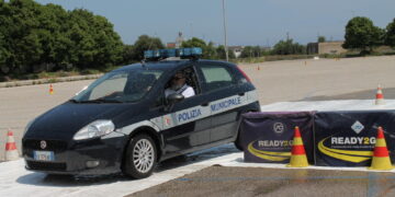 Petardi contro compagnia di ballo prima e durante lo spettacolo