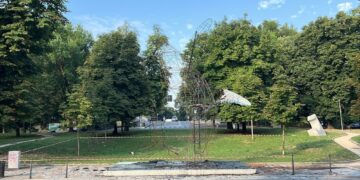 L'installazione davanti alla Triennale di Milano è distrutta