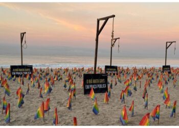 Cappi e bandierine sulla spiaggia di Ipanema