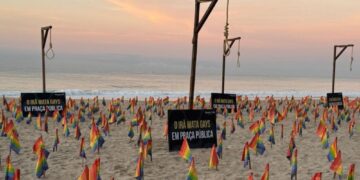 Cappi e bandierine sulla spiaggia di Ipanema