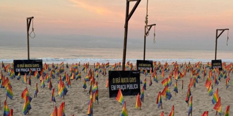 Cappi e bandierine sulla spiaggia di Ipanema