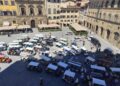 Mezzi posteggiati in piazza della Signoria sotto Palazzo Vecchio