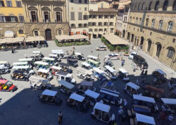 Mezzi posteggiati in piazza della Signoria sotto Palazzo Vecchio