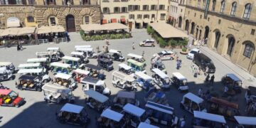 Mezzi posteggiati in piazza della Signoria sotto Palazzo Vecchio