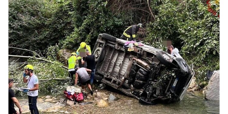 Finito nel greto del torrente Agno dopo un volo di 10 metri