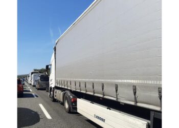 Scontro con una macchina su cui viaggiavano quattro persone