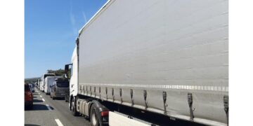 Scontro con una macchina su cui viaggiavano quattro persone
