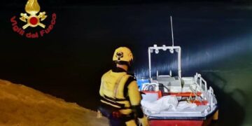 Al lavoro gli specialisti del soccorso acquatico e sommozzatori