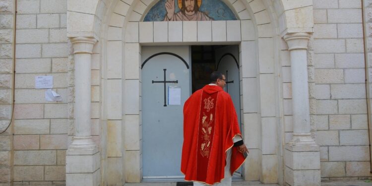 Attaccata chiesa cattolica della Sacra Famiglia