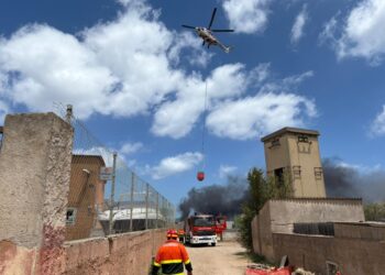 Fiamme vicino alle abitazioni