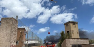 Fiamme vicino alle abitazioni
