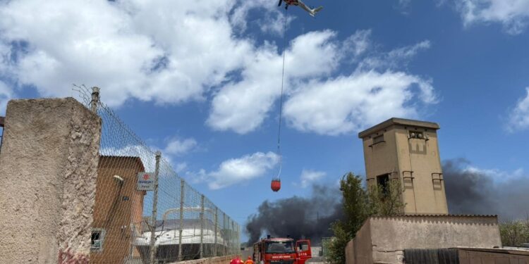 Fiamme vicino alle abitazioni