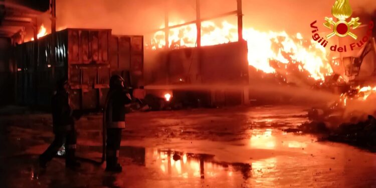 Vigili del fuoco giunti da diverse province