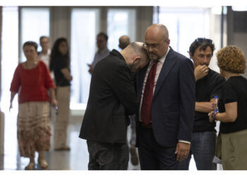 L'abbraccio con il legale e l'applauso dell'aula
