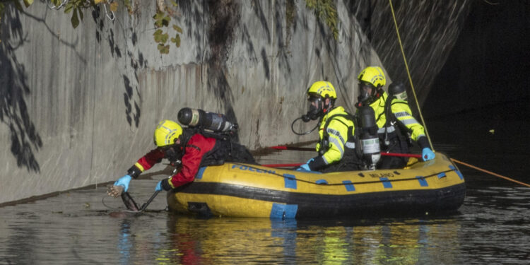 I vigili dei fuoco lo hanno trovato alcune ore dopo
